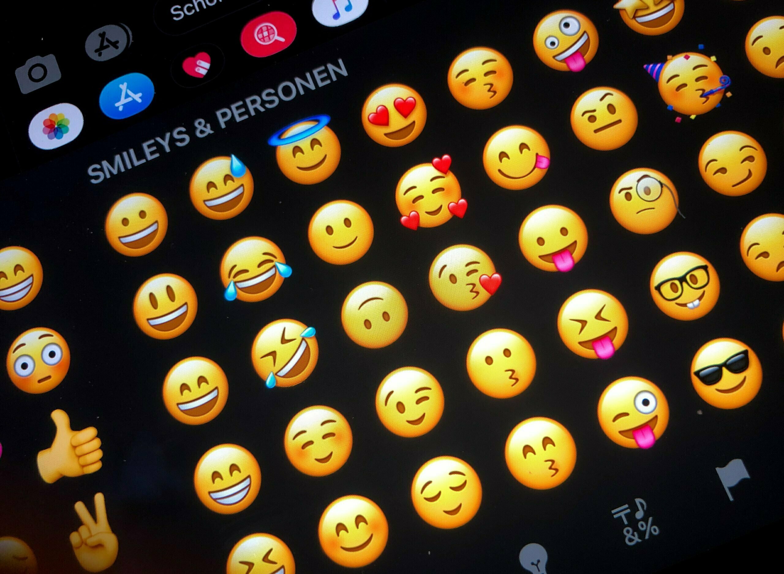 Pare agora mesmo de usar esse emojis 🗿🍷 eles tem um significado obsc