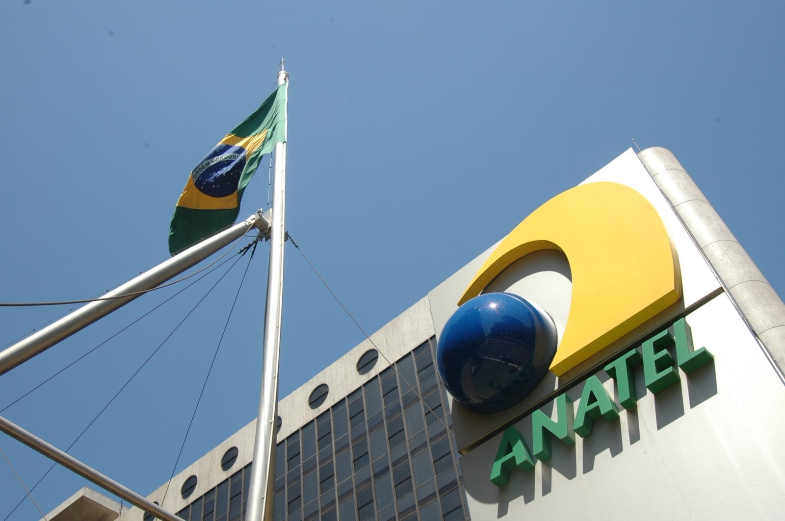 Anatel apreende 5,7 mil produtos ilegais em armazéns da Amazon