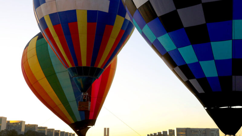 Balões na capital: um presente colorido para o céu de Brasília