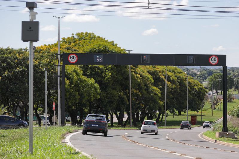 Fiscalização eletrônica nas ruas do DF ajuda na educação dos motoristas
