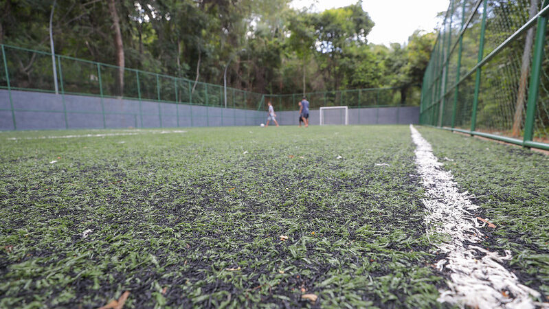 Reforma transforma quadra em campo sintético na Fercal