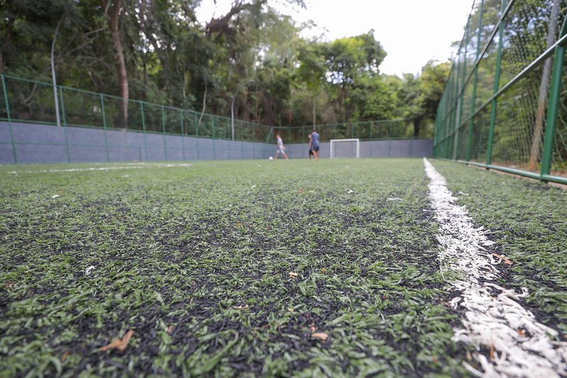 Reforma transforma quadra em campo sintético na Fercal