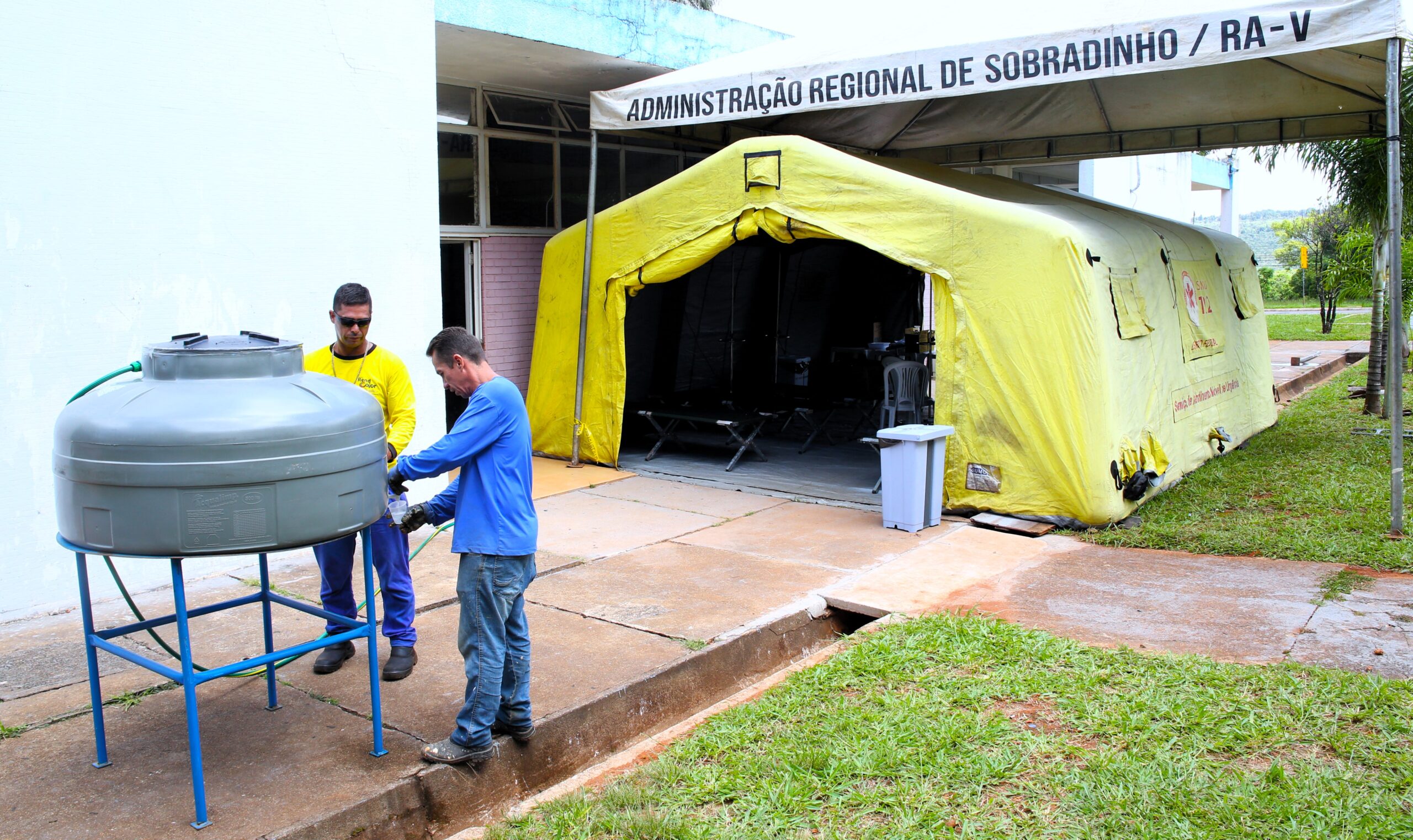 Caesb garante a hidratação de pacientes com dengue nas tendas montadas pelo GDF