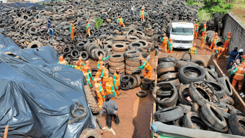 Força-tarefa contra a dengue recolhe milhares de pneus no Riacho Fundo II