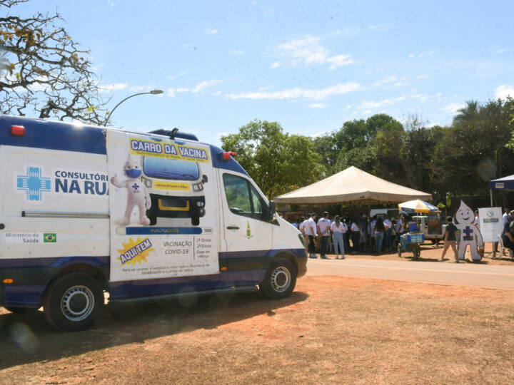 Carro da vacina promove 100ª ação em comunidades do DF