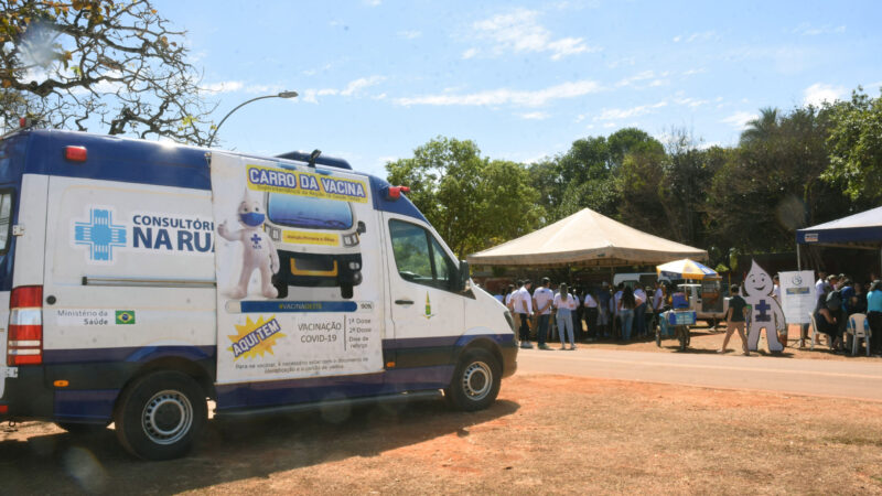 Carro da vacina promove 100ª ação em comunidades do DF