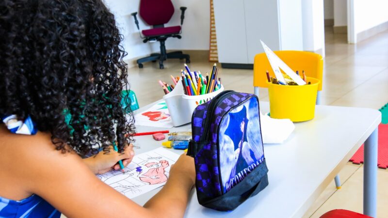 Órfãos do feminicídio já podem solicitar auxílio financeiro de um salário mínimo