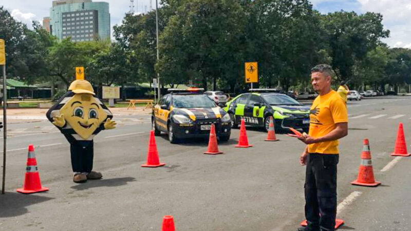 Mascote Segurito alerta para cuidados no trânsito durante as chuvas