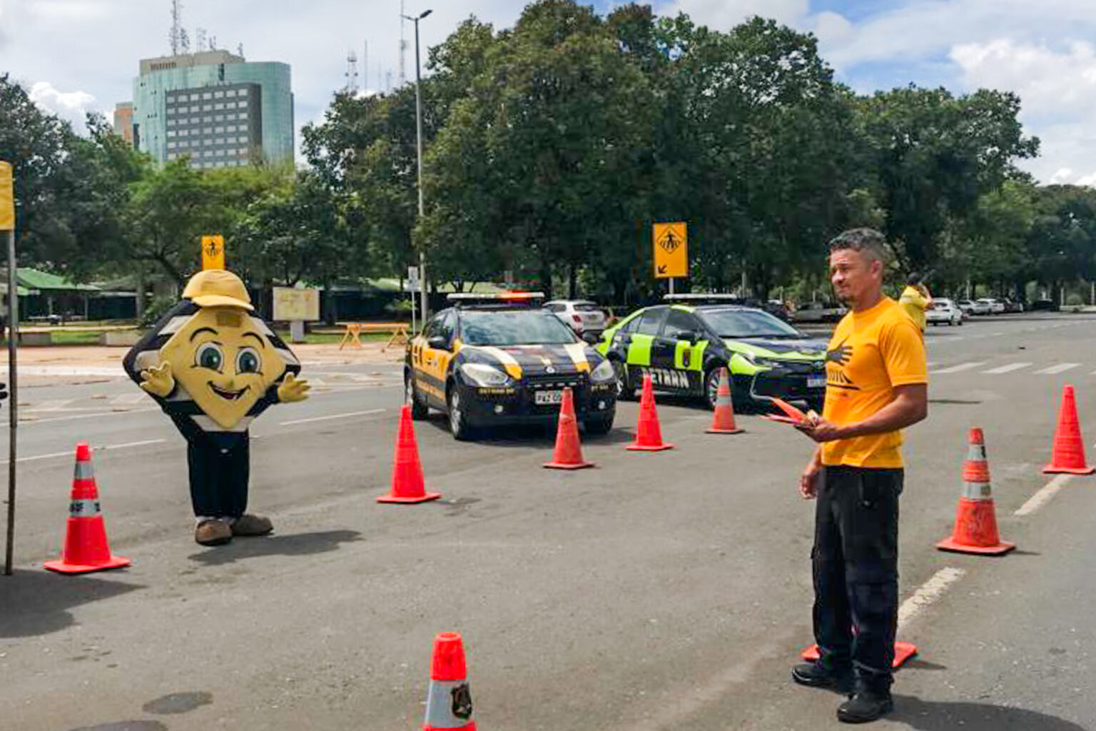 Mascote Segurito alerta para cuidados no trânsito durante as chuvas
