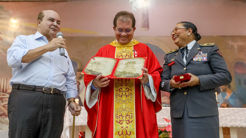 Governador concede medalha Imperador Dom Pedro II ao Frei Rogério