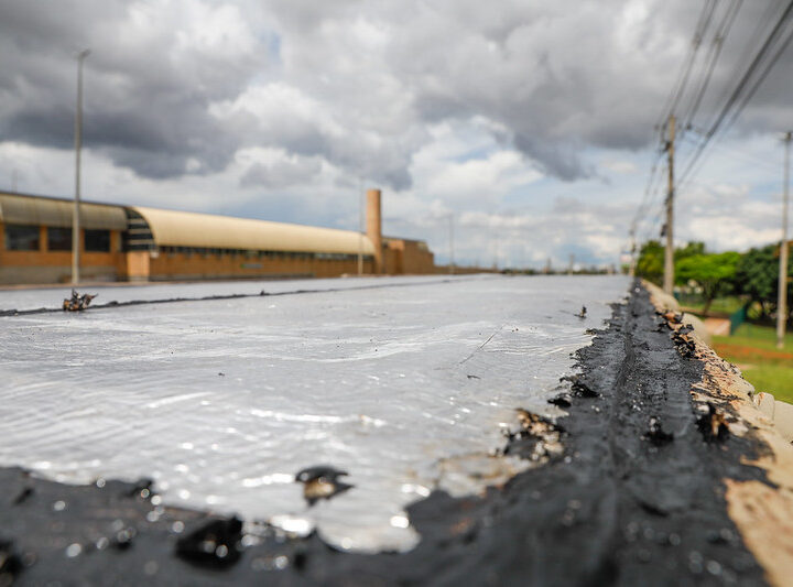 Abrigos de ônibus são impermeabilizados para evitar acúmulo de água