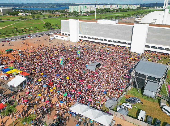 Blocos de Carnaval têm monitoramento de drones e câmeras no DF