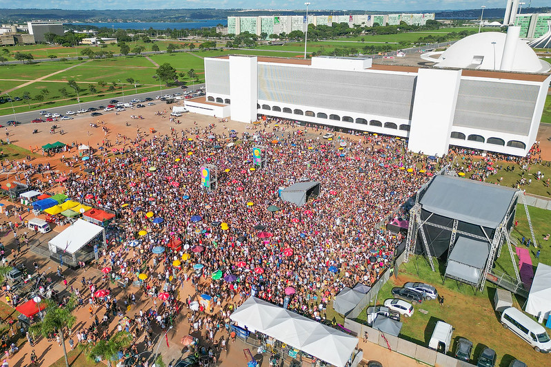 Blocos de Carnaval têm monitoramento de drones e câmeras no DF