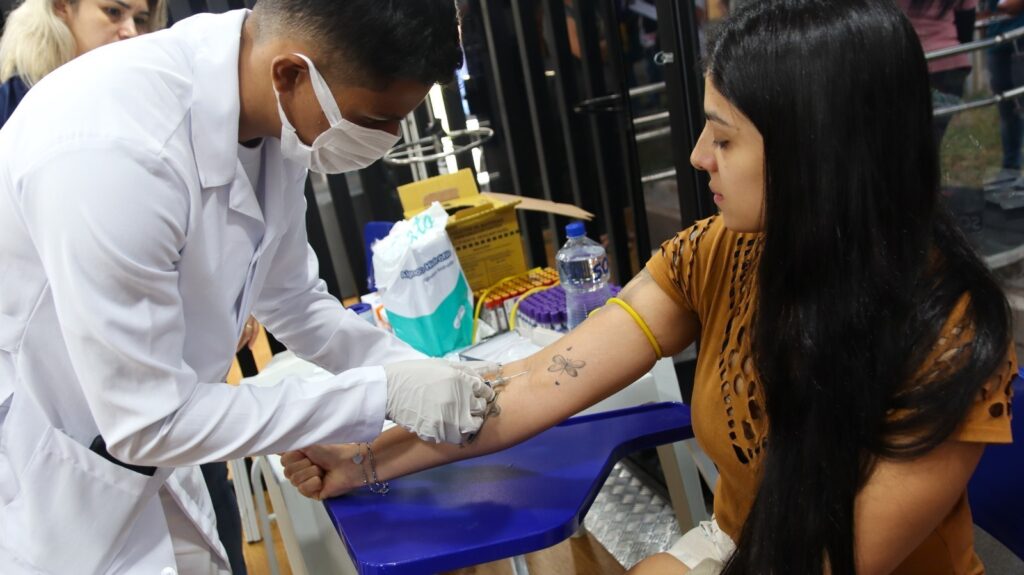 Unidade móvel faz 100 atendimentos diários no combate à dengue