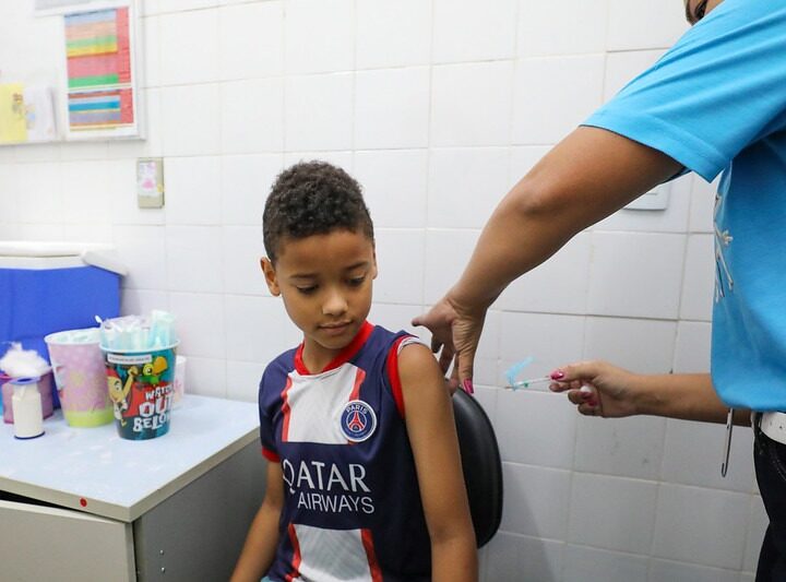 Crianças podem se vacinar contra dengue nesta segunda e na terça