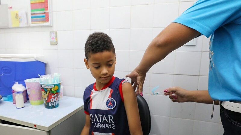 Crianças podem se vacinar contra dengue nesta segunda e na terça