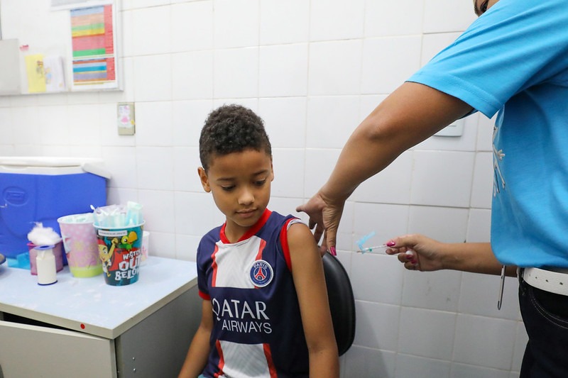 Crianças podem se vacinar contra dengue nesta segunda e na terça