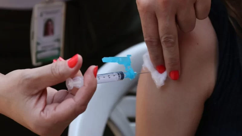 Vacina contra a dengue na rede pública chegará primeiro no DF