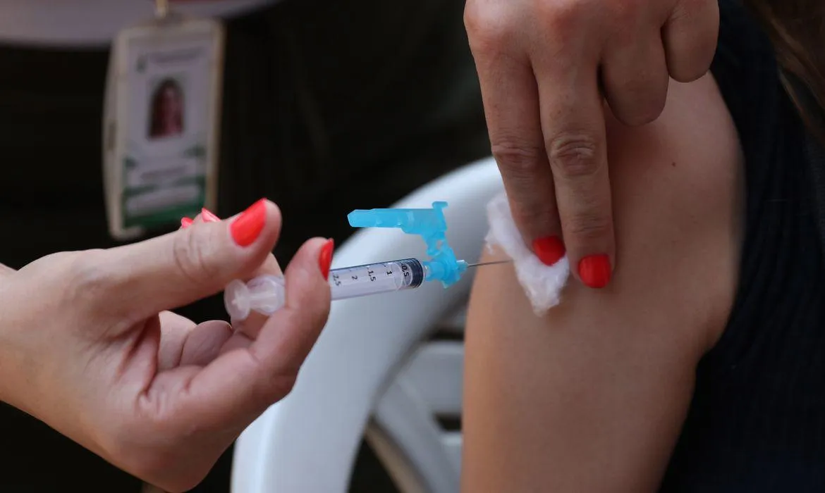 Vacina contra a dengue na rede pública chegará primeiro no DF