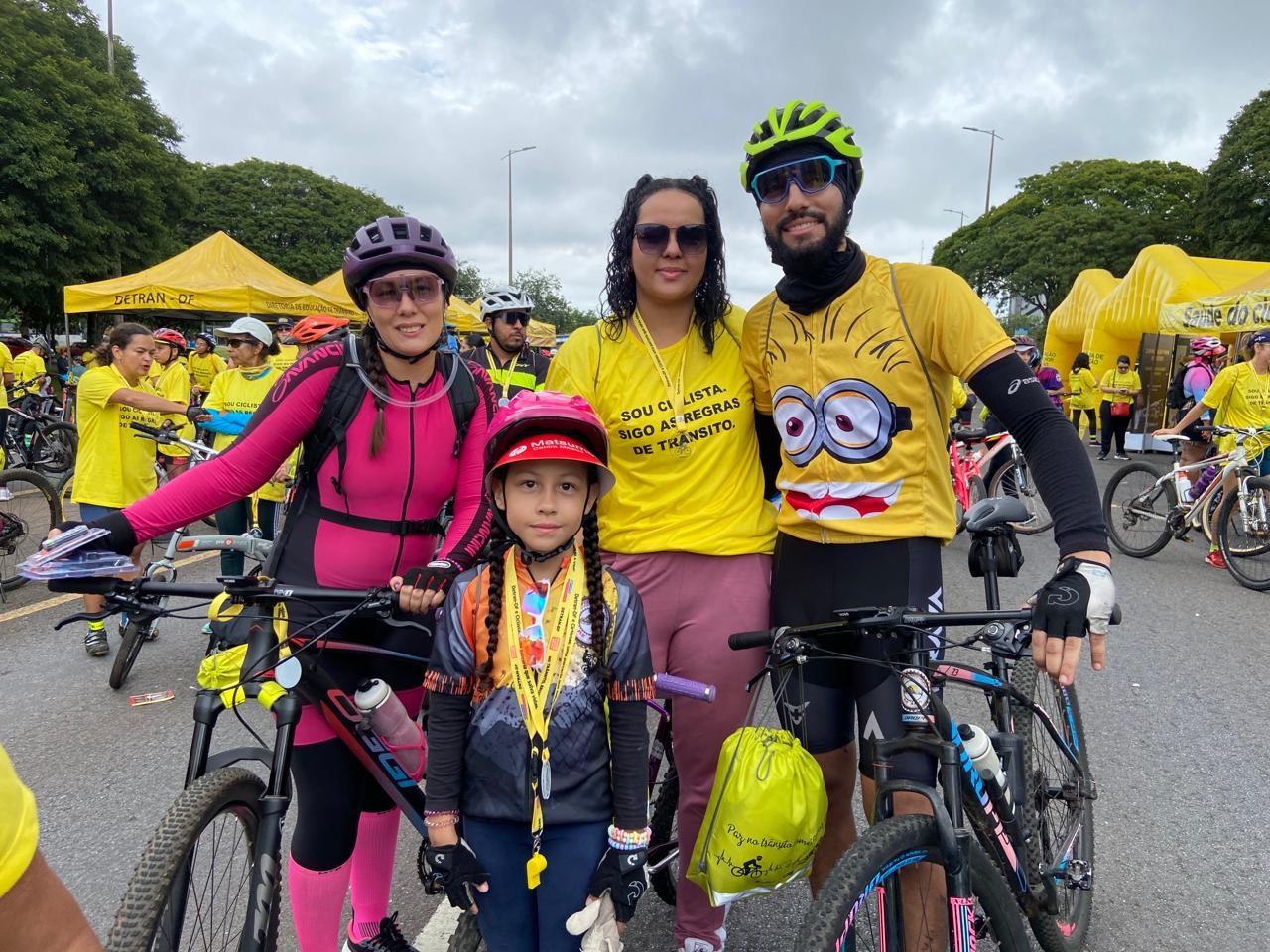 Passeio ciclístico pelo Eixão comemora o Mês da Mulher