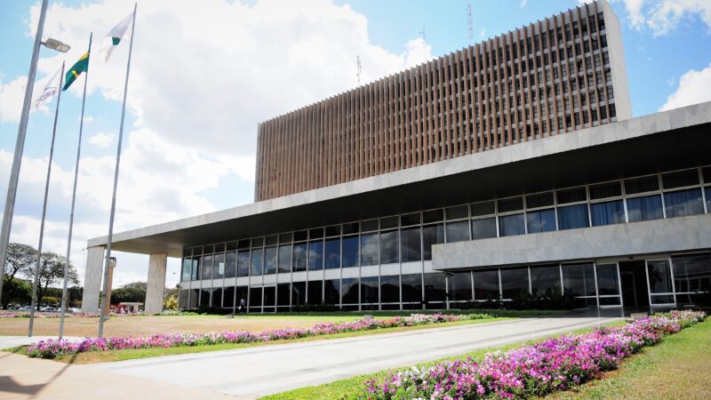 GDF vai à Justiça contra leis da Câmara Legislativa: entenda o caso