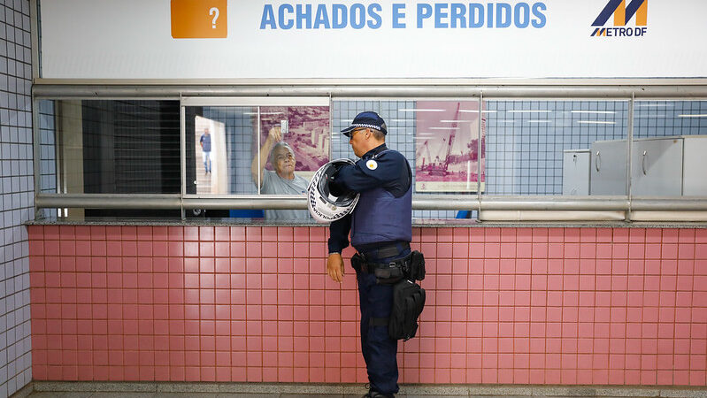 Achados e Perdidos do Metrô acumula 8 mil itens esquecidos em estações
