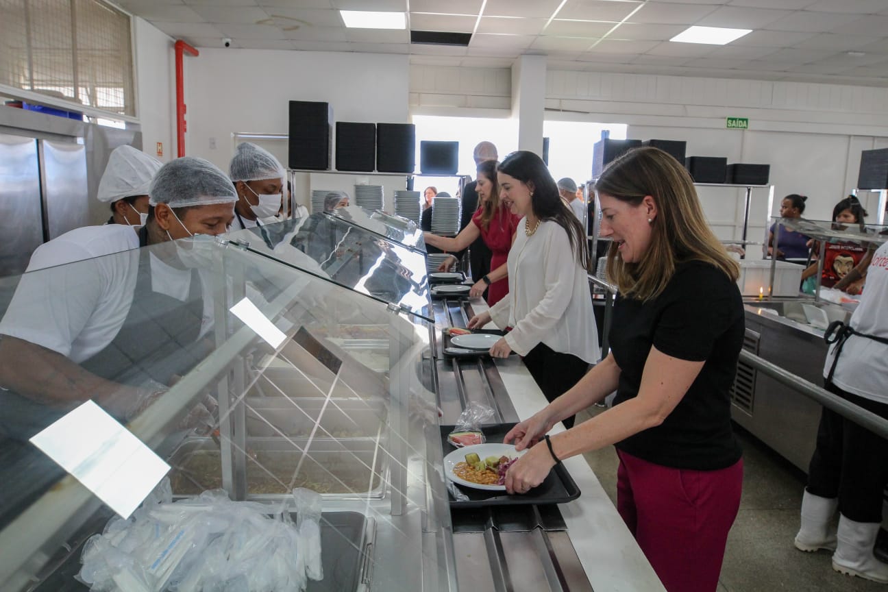 Embaixadora do Reino Unido conhece Restaurante Comunitário do Sol Nascente/Pôr do Sol