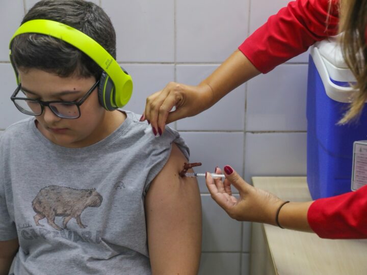 Vacinação contra a dengue é ampliada para o público de 12 a 14 anos