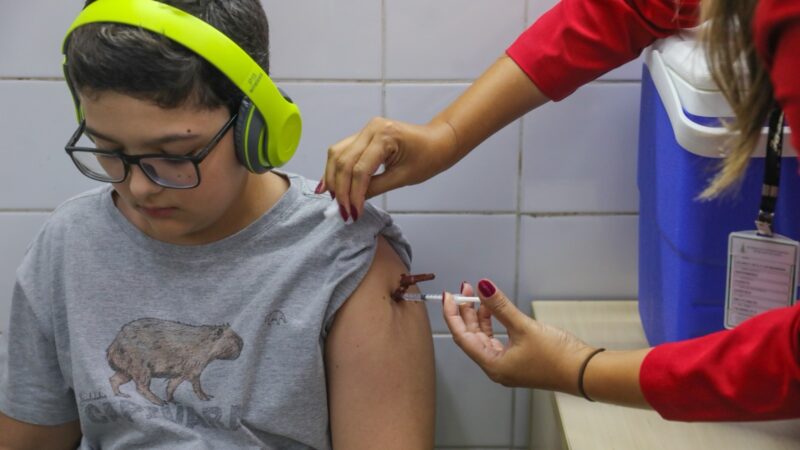 Vacinação contra a dengue é ampliada para o público de 12 a 14 anos