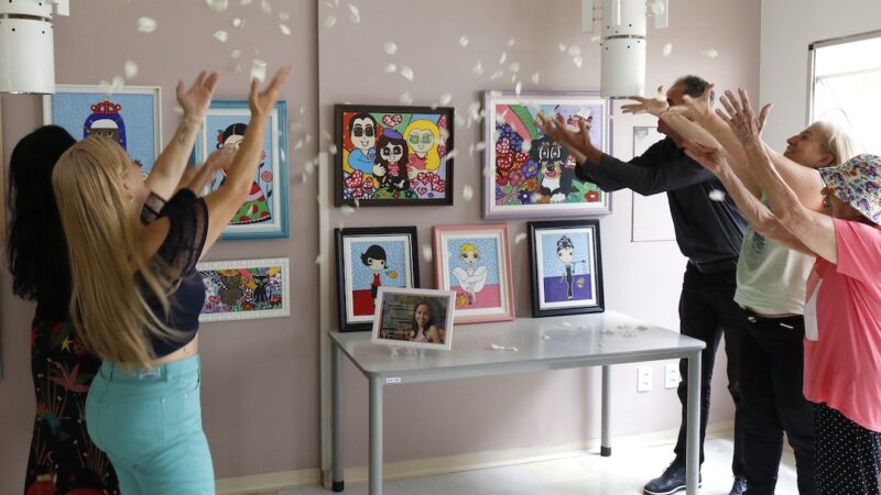 Quadros pintados por paciente são doados ao HCB