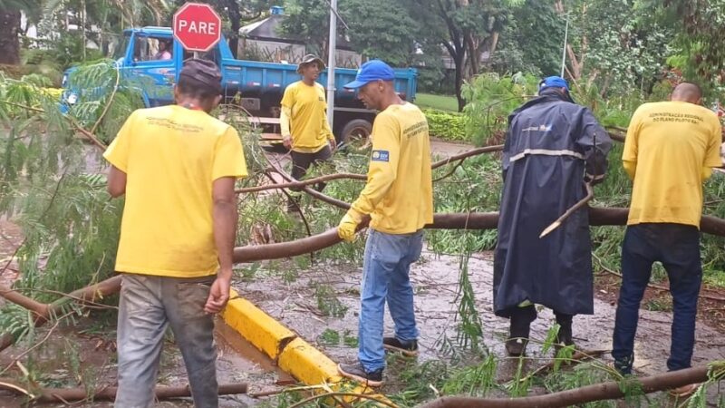 Vias do Plano Piloto passam por limpeza após a chuva