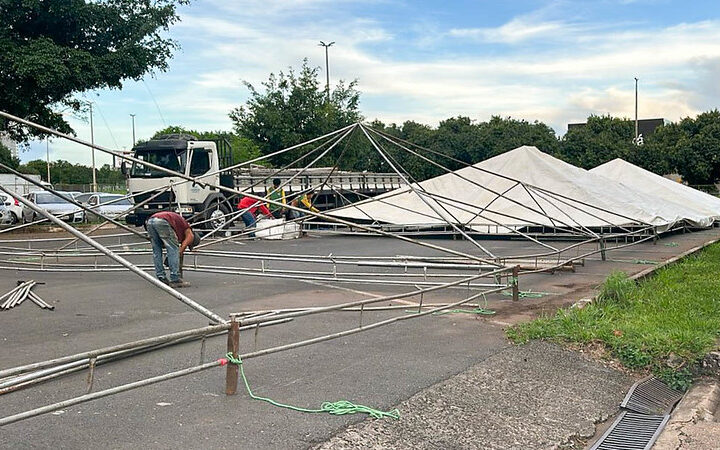 Começa a montagem das novas tendas de acolhimento a pacientes com dengue