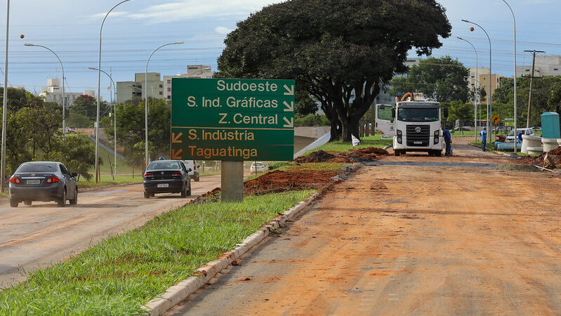 Concluída troca de tubulação de esgoto que cedeu no Setor Policial