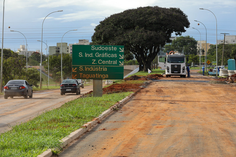 Concluída troca de tubulação de esgoto que cedeu no Setor Policial
