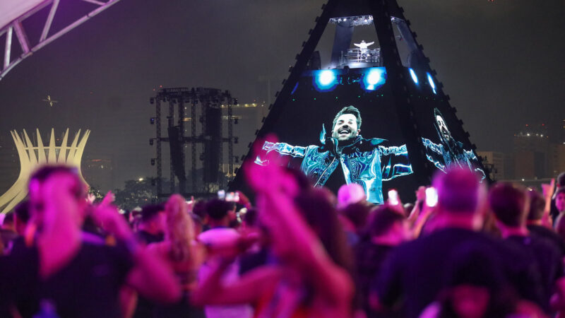 Alok e indígenas dominam festa de aniversário de Brasília: show histórico incendeia Esplanada dos Ministérios!