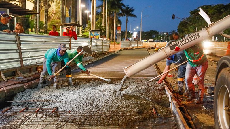 Trabalhadores estendem horário para acelerar obra na W3 Sul