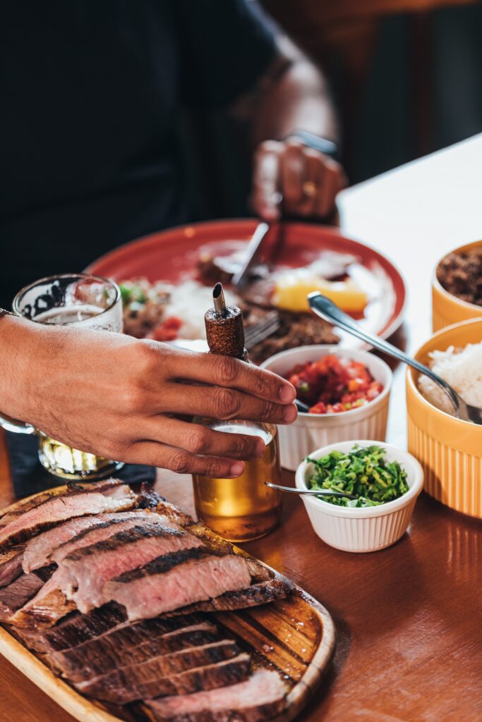 oferece carne de sol (R$49,90) com acompanhamentos como arroz branco, feijão fradinho, macaxeira cozida