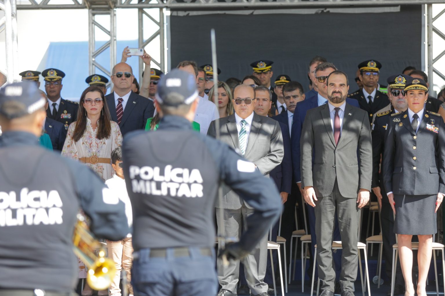 Troca da Bandeira Nacional em Brasília: Celebração cívica e homenagem ao aniversário da capital!