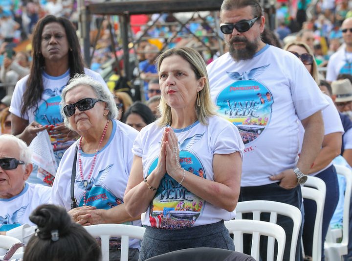 Festa de Pentecostes emociona multidão de fiéis no Taguaparque