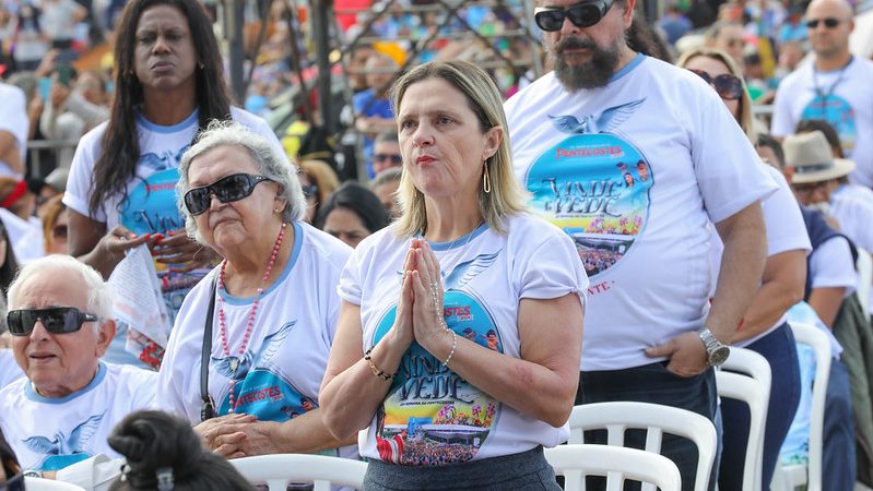 Festa de Pentecostes emociona multidão de fiéis no Taguaparque