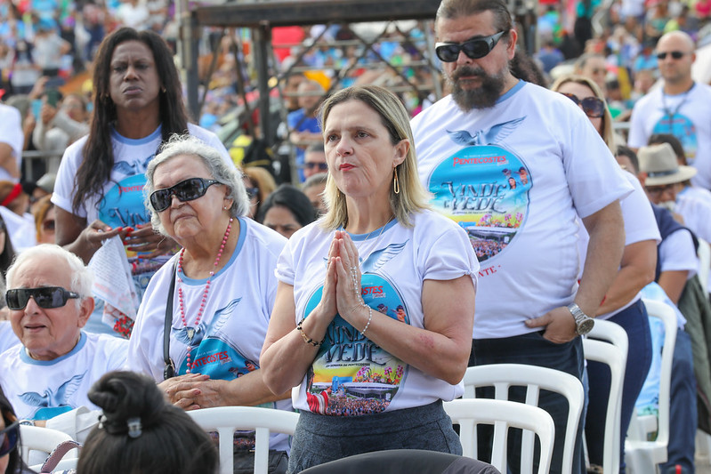 Festa de Pentecostes emociona multidão de fiéis no Taguaparque