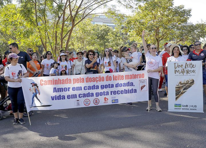 Caminhada no Eixão do Lazer incentiva a doação de leite materno no DF e ajuda Rio Grande do Sul