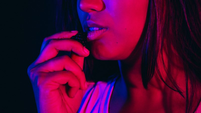 “Cor de Amor(a)” floresce no palco do Teatro Sesc Paulo Autran: uma peça poética sobre a amizade e o tempo