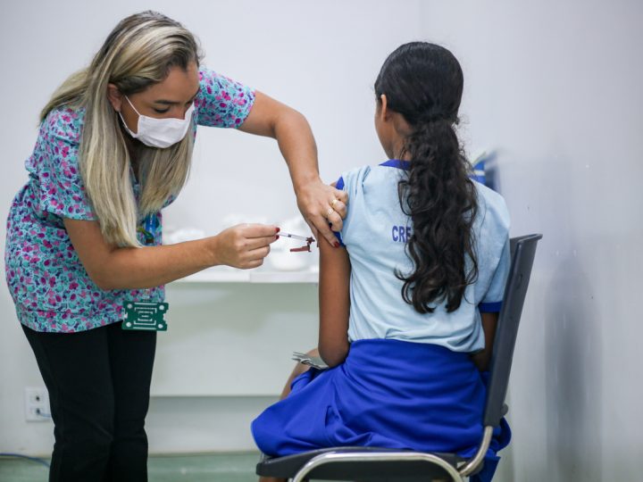 Alunos de escola pública no DF recebem vacina contra a dengue