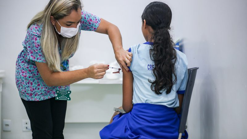 Alunos de escola pública no DF recebem vacina contra a dengue