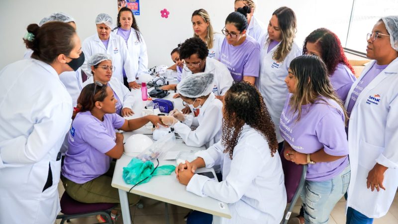 Conquiste sua independência com cursos gratuitos de manicure, pedicure e penteados afro