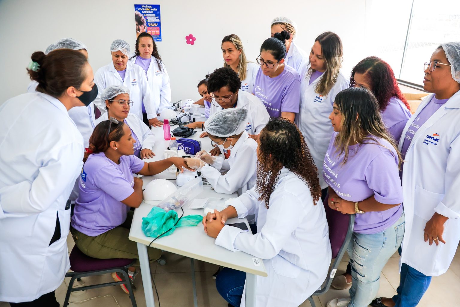 Conquiste sua independência com cursos gratuitos de manicure, pedicure e penteados afro