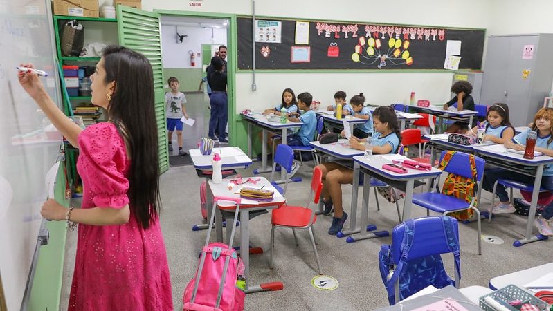 Educação no DF recebe reforço de 4,1 mil servidores