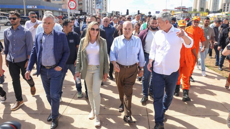 Equipes trabalham na troca das pedras portuguesas e reforma da Praça do Relógio