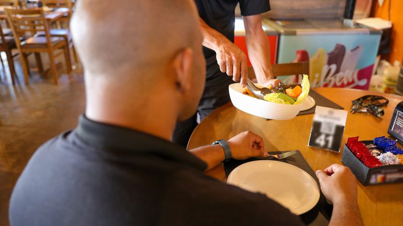 ‘A Funap mudou a minha vida’, conta reeducando empregado em restaurante do DF
